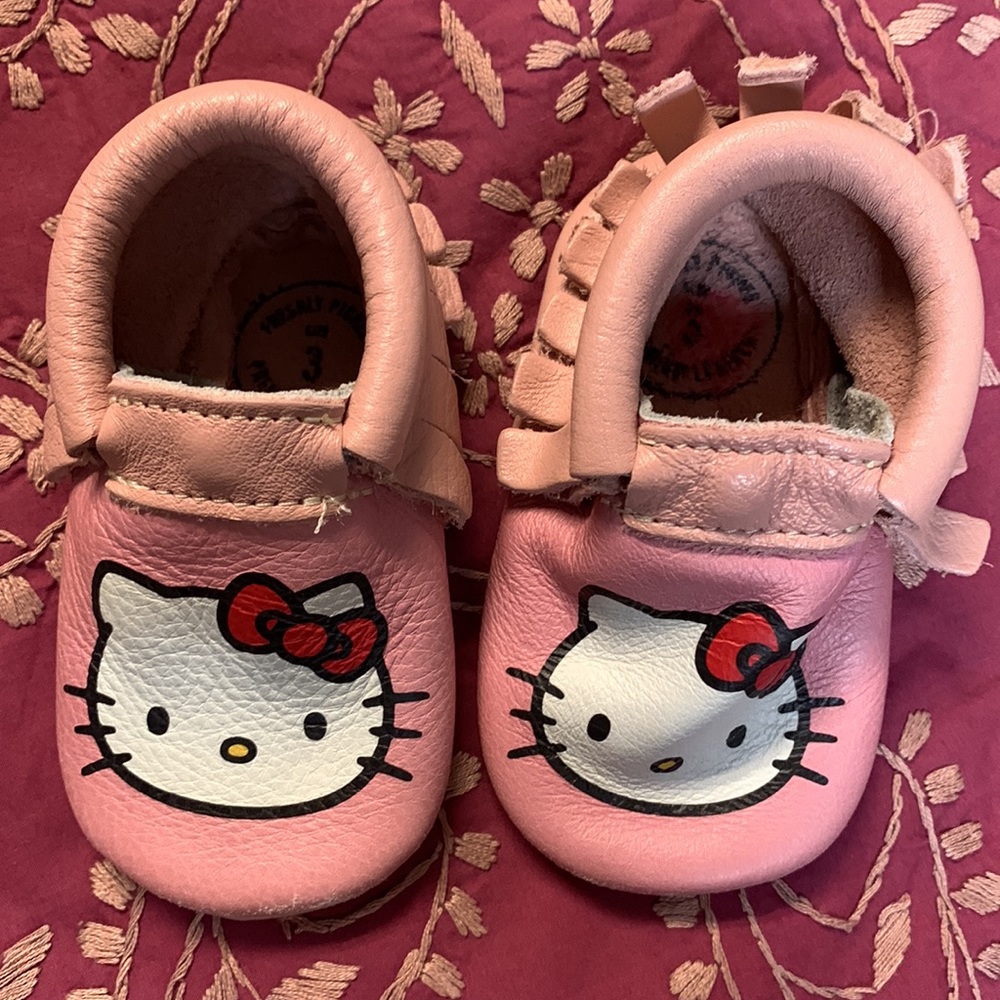 Size 3 freshly picked Mocs pink hello kitty - Picture 2 of 5
